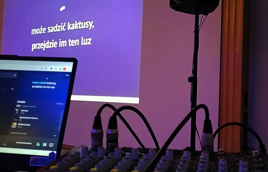 Wybór podkładów muzycznych karaoke przez telefon i kod QR – Poznań
