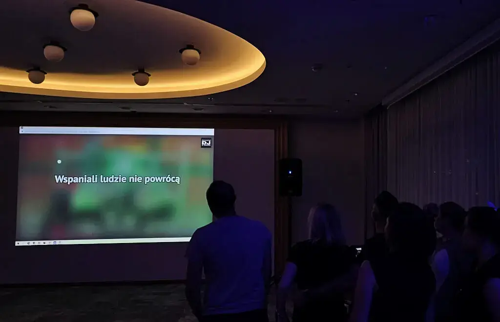 Ekran z tekstem piosenki i rzutnik na evencie karaoke w Wielkopolsce