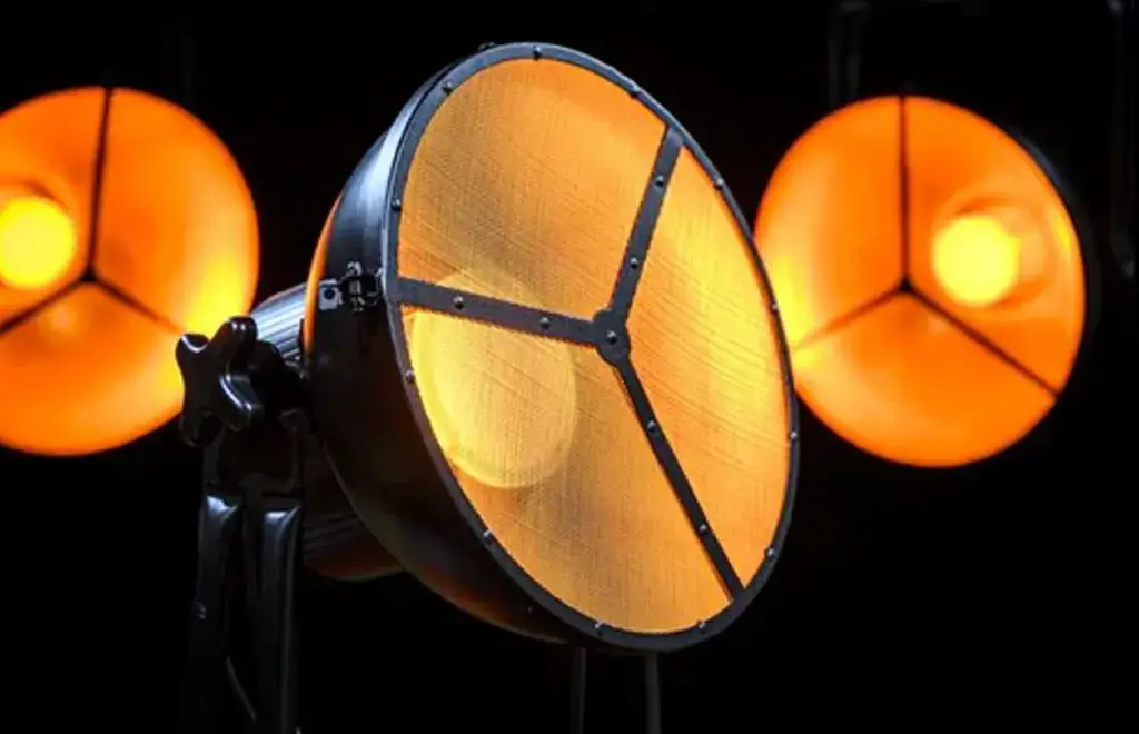 Oświetlenie dekoracyjne sali weselnej – wynajem reflektorów retro Poznań